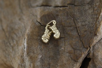 9ct yg boxing gloves charm