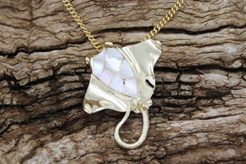 9ct yg Manta ray Pendant