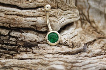 9ct YG Emerald belly bar