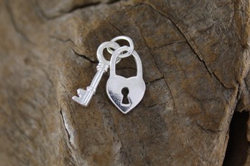 Stg Sil Padlock & Key  charm