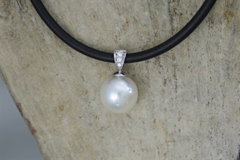 18ct South Sea Pearl & Diamond Pendant