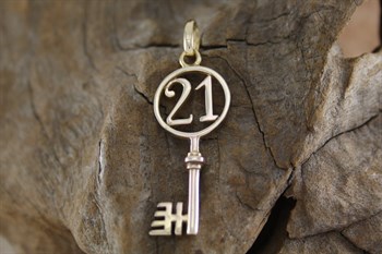 9ct yg 21 key pendant