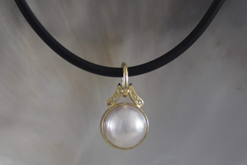 Mabe & Diamond Pendant