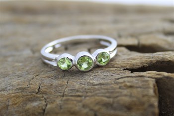 Stg Sil Peridot ring