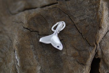 Stg Sil small whale tail charm